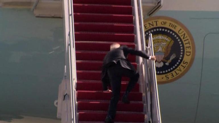 Trump merdiven çıkarken tökezledi