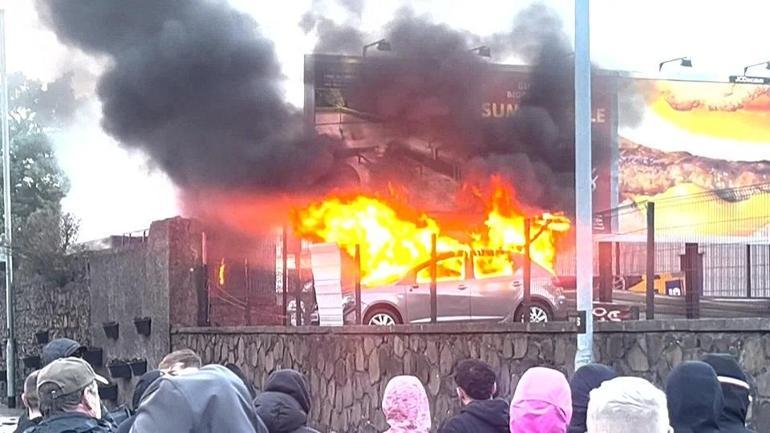 Kuzey İrlandada sokaklar karıştı Evler ateşe verildi, araçlar yakıldı