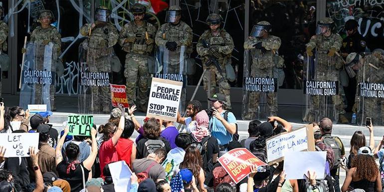 Göçmenler ayaklandı, Los Angeles karıştı Uzman isim değerlendirdi: ABD’de keskin viraj
