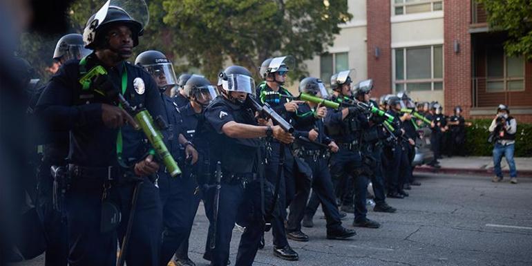 Göçmenler ayaklandı, Los Angeles karıştı Uzman isim değerlendirdi: ABD’de keskin viraj