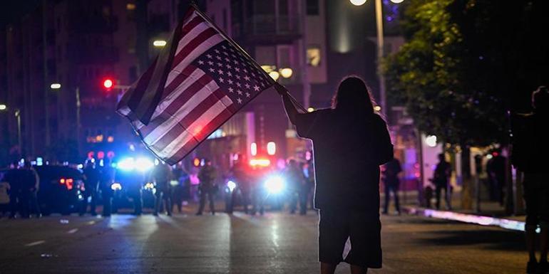 Göçmenler ayaklandı, Los Angeles karıştı Uzman isim değerlendirdi: ABD’de keskin viraj