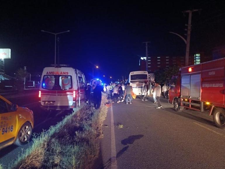 Manisa Turgutluda feci kaza İşçi servisi park halindeki tıra çarptı, 5’i ağır 20 yaralı