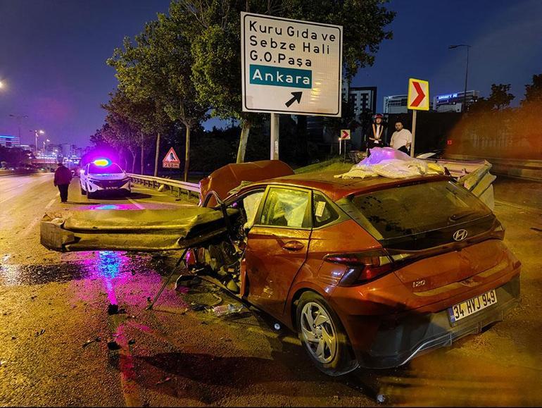 Bayrampaşada feci kaza: Bariyerlere ok gibi saplandı