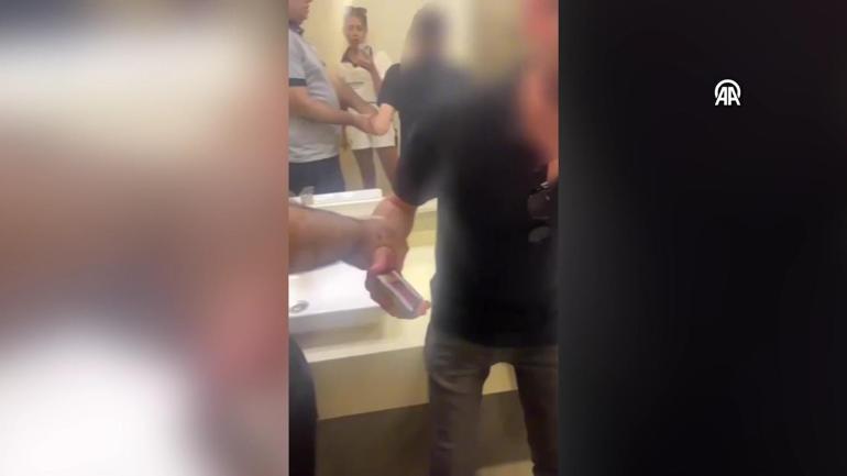 AVMde mide bulandıran olay Kadınlar tuvaletinde gizli çekim yapan sapık yakalandı