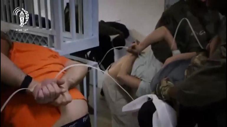 İsrailden İran saldırılarına sevinen mahkumlara işkence