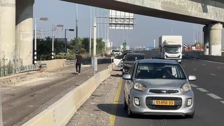 CNN TÜRK İRANIN VURDUĞU İSRAİLDE | Arabalarını yol kenarına çektiler