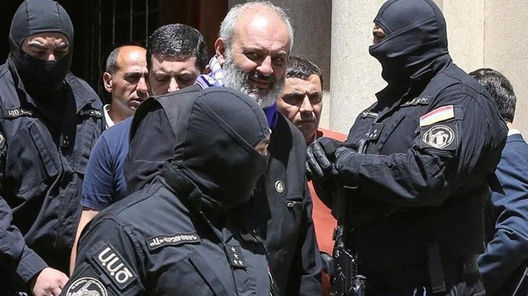Ermenistanda darbe girişimi: Apostolik Kilisesinin merkezine operasyon Kilit isim gözaltına alındı