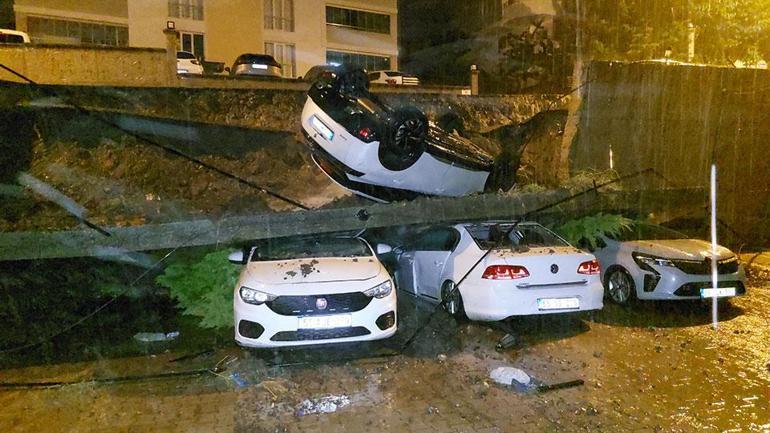  Araçlar istinat duvarının altında kaldı