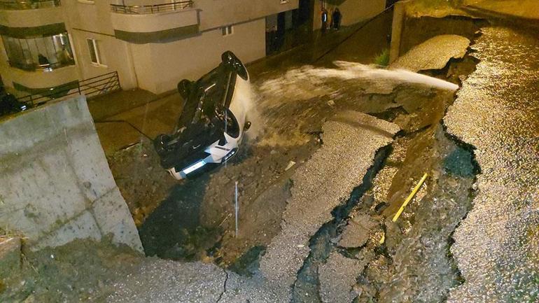  Araçlar istinat duvarının altında kaldı