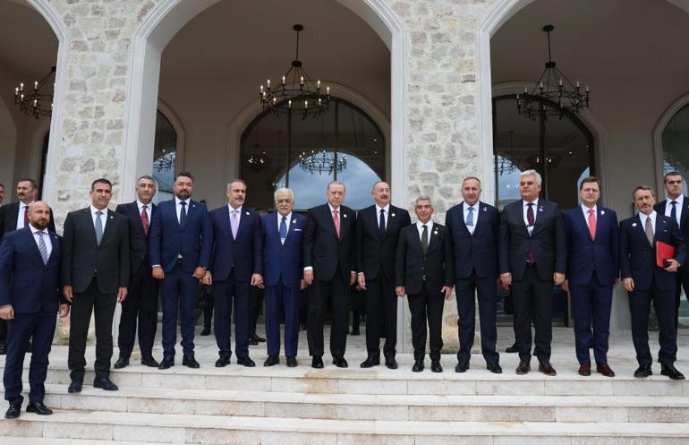 Cumhurbaşkanı Erdoğan, Hankendi simge binası önünde fotoğraf çektirdi