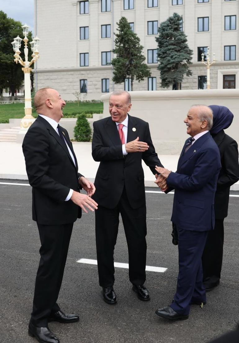 Cumhurbaşkanı Erdoğan, Hankendi simge binası önünde fotoğraf çektirdi