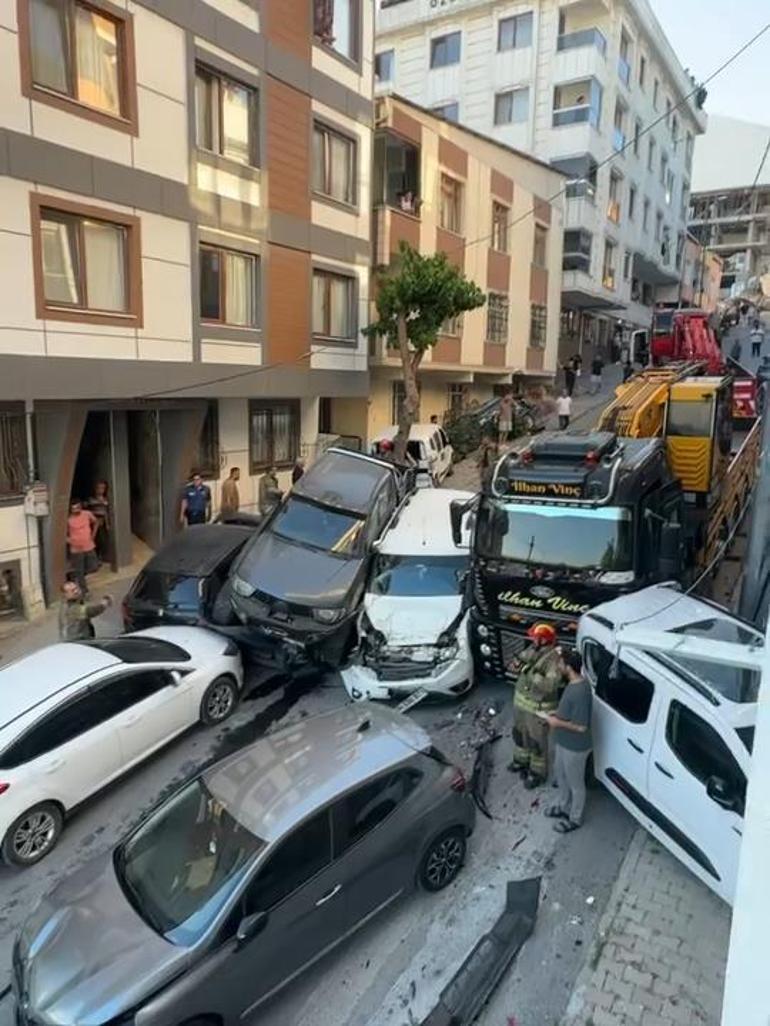 Başakşehirde kontrolden çıkan vinç 23 araca çarpıp hasar verdi