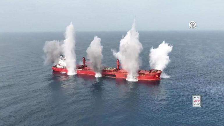 Husiler Kızıldenizde nedenini açıklayarak gemi batırdı