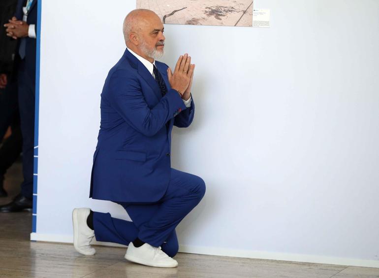 Rama’dan Roma’da Yine Sıra Dışı Selamlama Bir Kez Daha Meloni Karşısında Diz Çöktü...