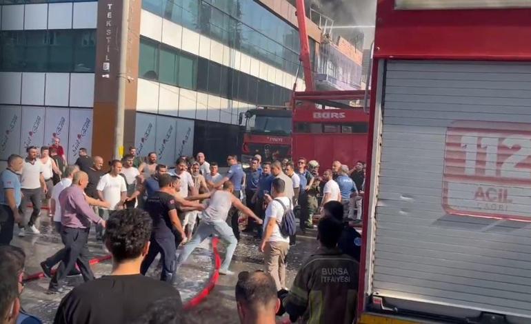 Bursada tekstil mağazasında yangın: 1,5 saatte söndürülürdü İtfaiye ekiplerine bıçaklı saldırı...