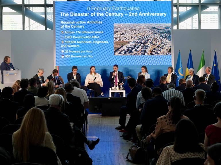 Bakan Kurum, Türkiyenin deprem sonrası inşa başarısını Romada anlattı: Saatte 23, günde 550 konut üretiyoruz