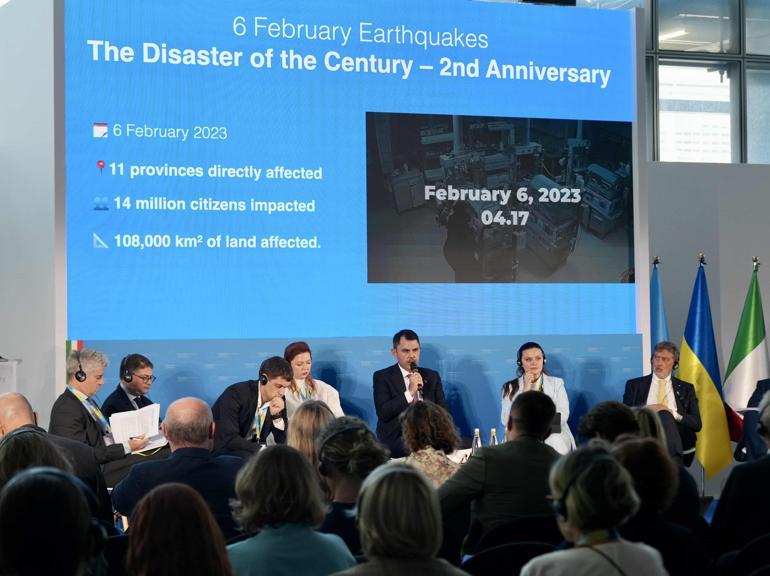 Bakan Kurum, Türkiyenin deprem sonrası inşa başarısını Romada anlattı: Saatte 23, günde 550 konut üretiyoruz