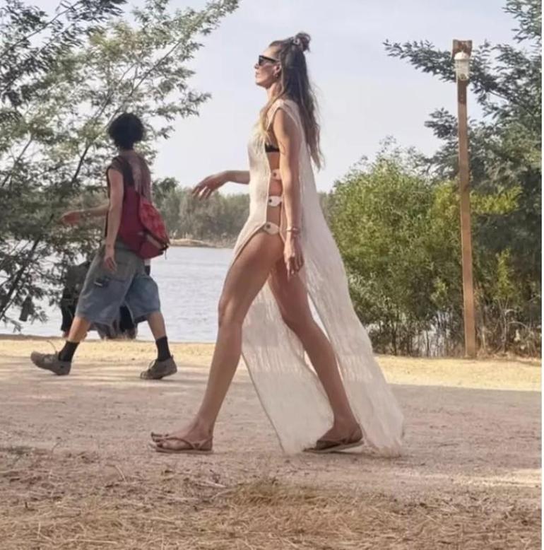 Sinem Kobal, Çeşmede Plajda Tek Başına Güneşleniyor