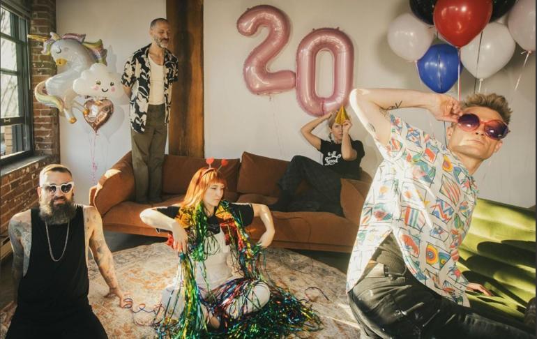 20 yıllık hikâye, 10. albüm ve “Nostalgia”