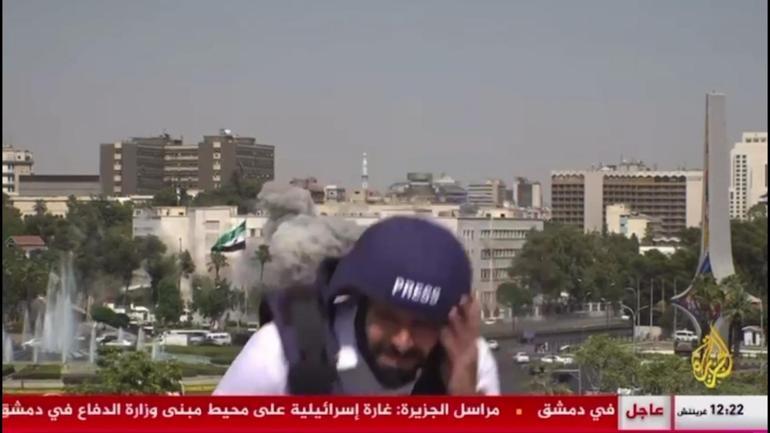 Son dakika... İsrail Şamı bombardımana tutuyor Suriye Genelkurmay Başkanlığını vurdu: Sınıra asker gönderiyor... O anlar canlı yayın kameralarına yansıdı