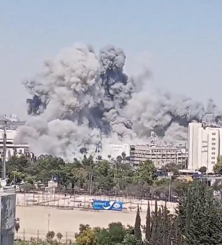 Son dakika... İsrail Şamı bombardımana tutuyor Suriye Genelkurmay Başkanlığını vurdu: Sınıra asker gönderiyor... O anlar canlı yayın kameralarına yansıdı