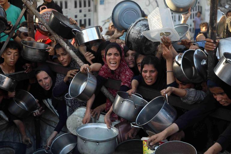 Gazze’de sofralar boş, mezarlar dolu... Son 24 saatte 10 kişi açlıktan hayatını kaybetti