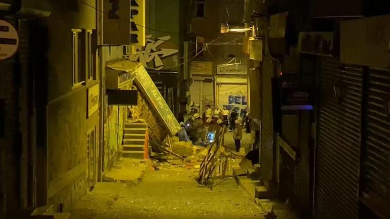 Beyoğlunda büfe patladı, 3 katlı bina çöktü
