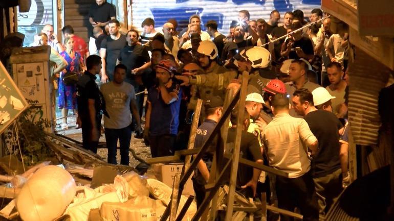 Beyoğlunda büfe patladı, 3 katlı bina çöktü