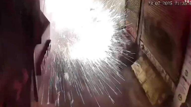 Beyoğlunda büfe patladı, 3 katlı bina çöktü