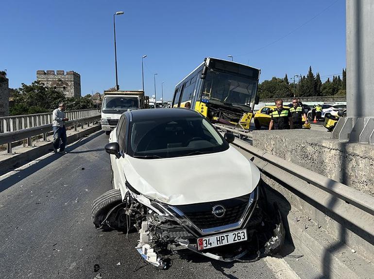 Fatihte seyir halindeki İETT otobüsü çelik bariyerlerde asılı kaldı