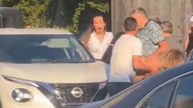 Yol verme kavgası Kadın sürücüler saç saça baş başa birbirine girdi