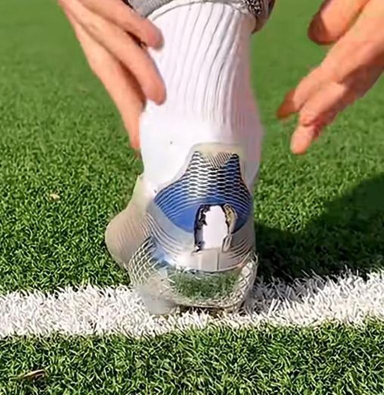 688a2bf5d0764f40b3965168 Bazı Futbolcular Kramponlarının Arka Kısmını Neden Kesiyor?