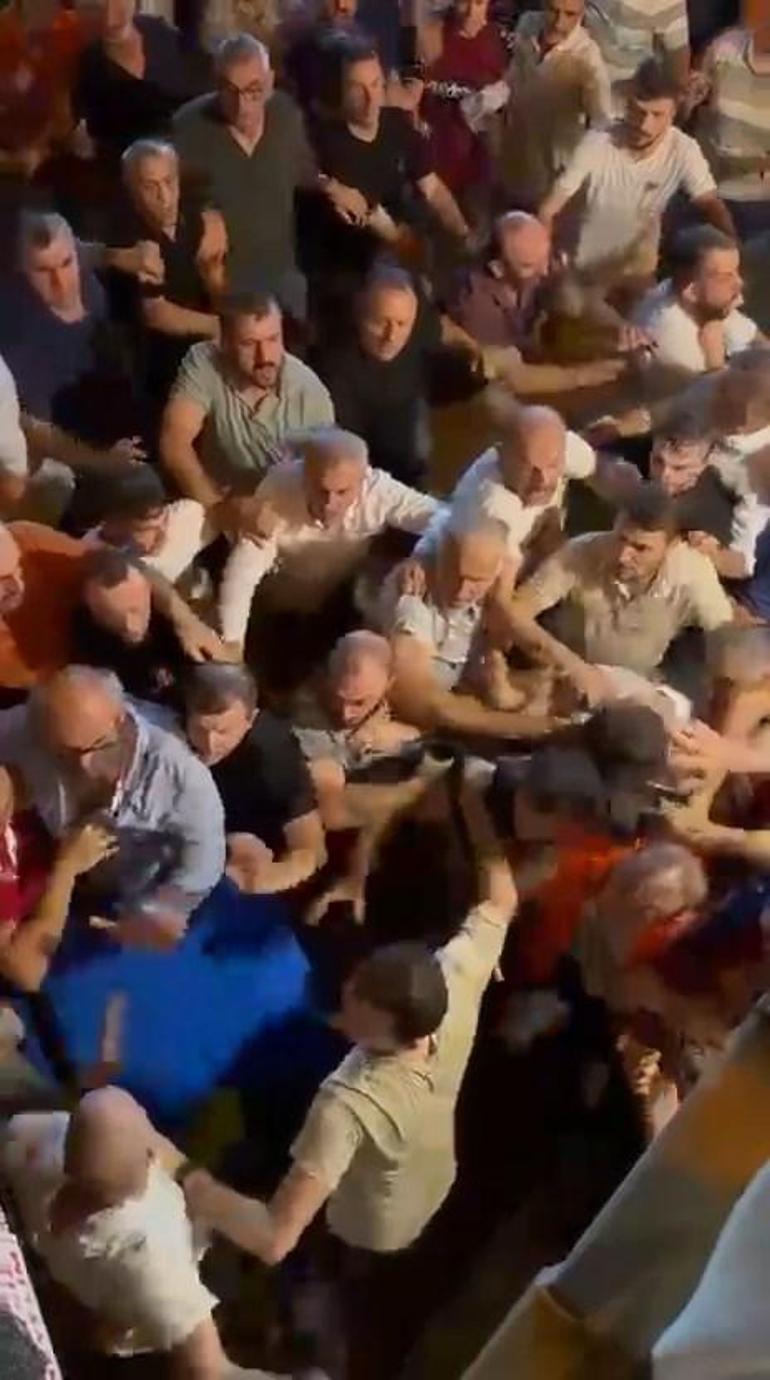 688b7a25de416d36a62ab521 Yeşil saha ringe döndü: Tekmeler yumruklar havada uçuştu