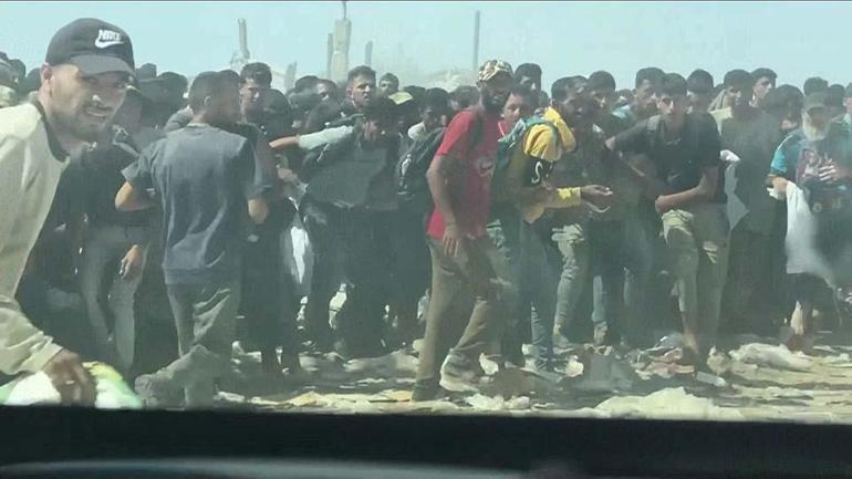 BM ekibi Gazzede yardım bekleyenlere açılan ateşi kaydetti