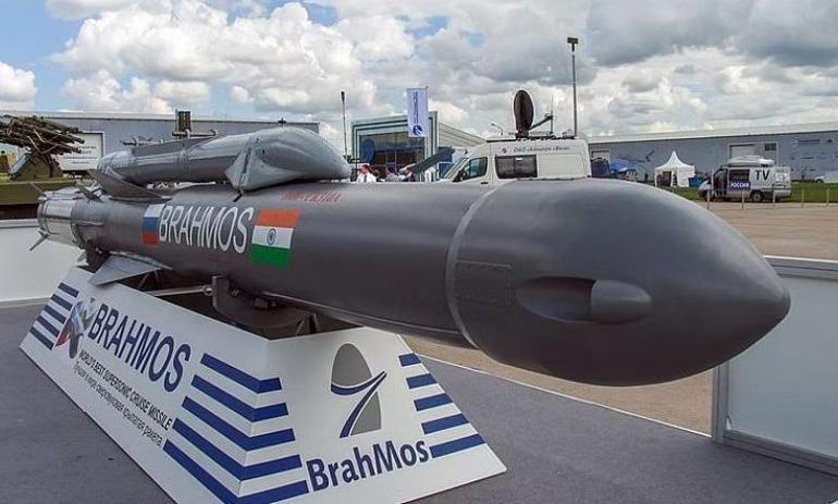 Hindistan, Brahmos füzesi ile tehdit etti: Pakistan yanlış bir adım atarsa...