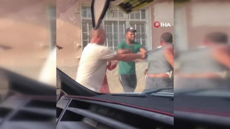 Hatayda tekmeli-yumruklu kavga: Sokak boks ringine döndü