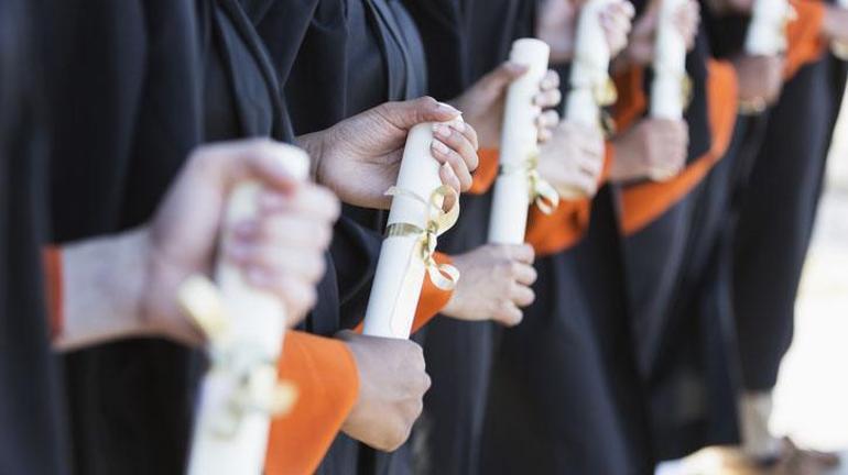 Die Diplome der verstorbenen Anwälte erschienen auch in der Bande.
