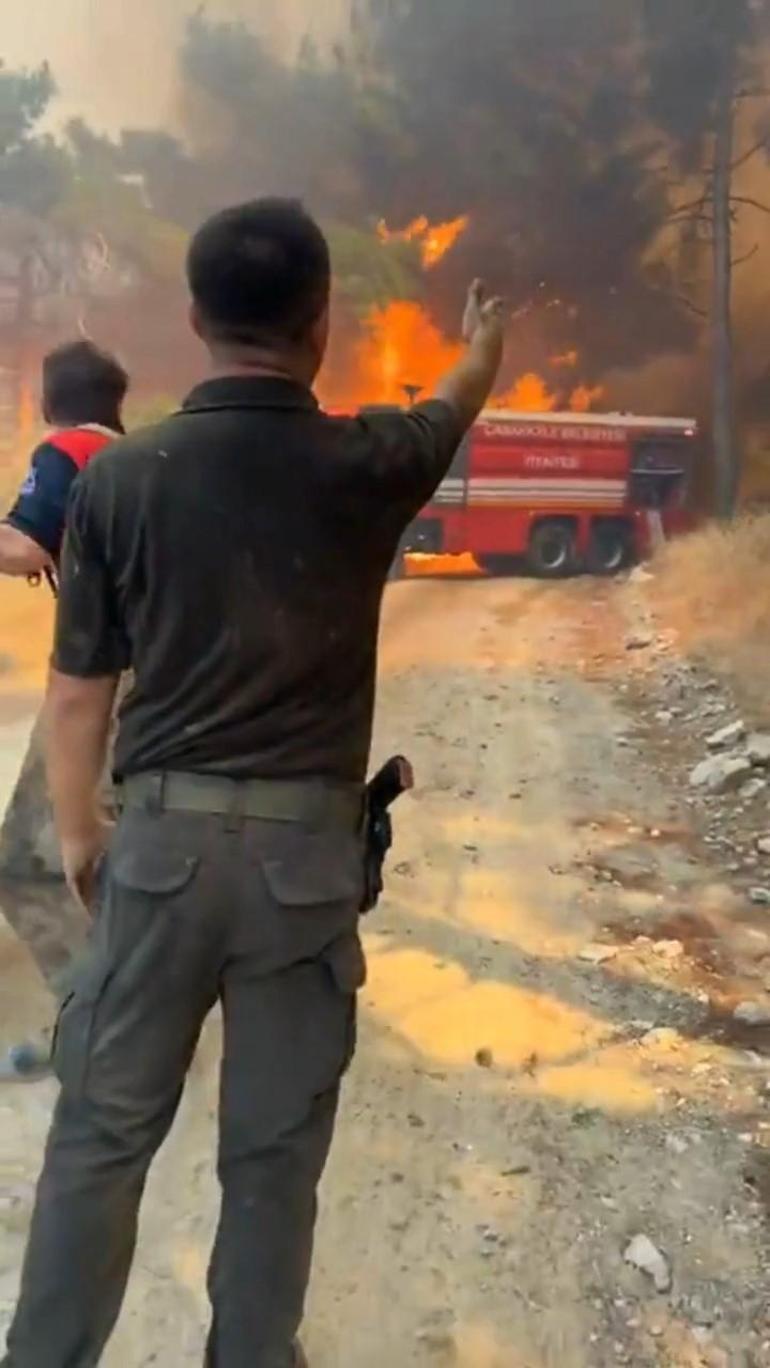 Yangın kapanında can pazarı: Çanakkalede itfaiye ekibi ölümden son anda kurtuldu