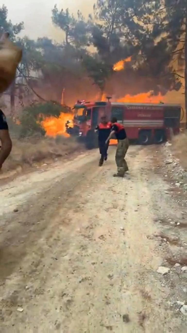 Yangın kapanında can pazarı: Çanakkalede itfaiye ekibi ölümden son anda kurtuldu