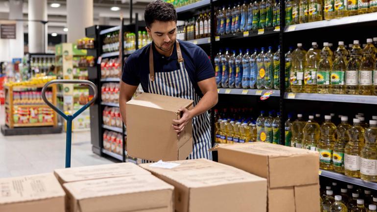 Neden Kasiyerler bir bir bayılıyor Yer silip, çuval taşıyorlar...
