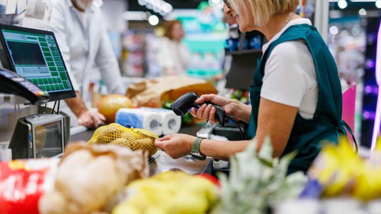 Neden Kasiyerler bir bir bayılıyor Yer silip, çuval taşıyorlar...