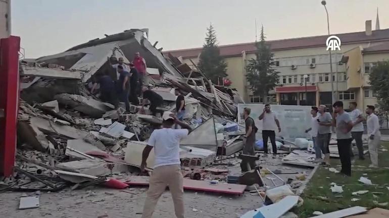 SON DAKİKA | Balıkesirde 6.1 büyüklüğünde deprem: 1 kişi hayatını kaybetti, 29 kişi yaralandı.