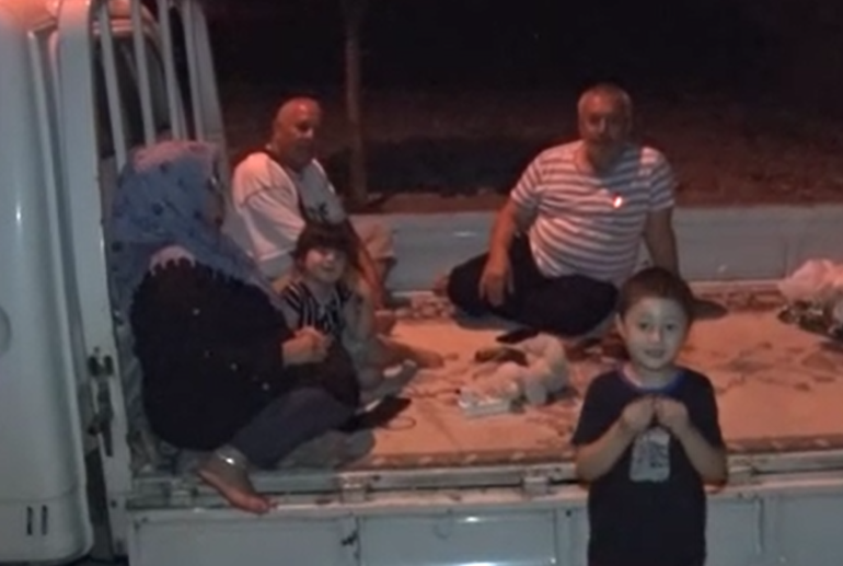 6.1lik deprem sonrası büyük panik: Kamyonet kasasında deprem nöbeti