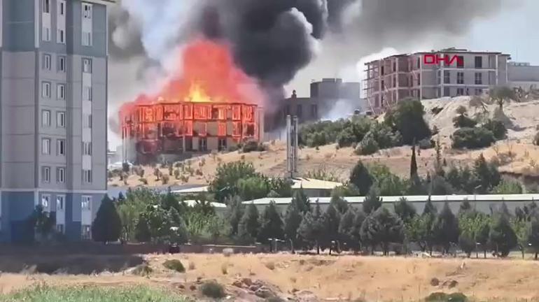 Kahramanmaraşta lojman inşaatında yangın: Alevler tüm yapıyı sardı