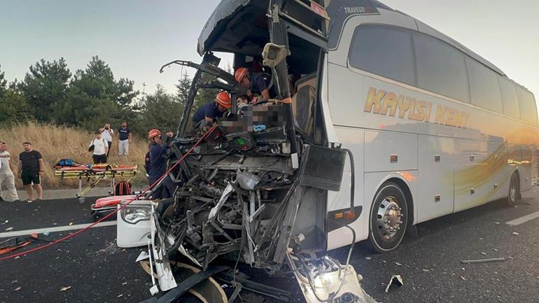 Boluda yolcu otobüsü kamyona çarptı: 1 ölü, 10 yaralı