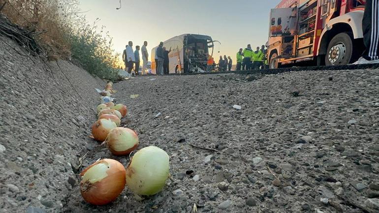 Boluda yolcu otobüsü kamyona çarptı: 1 ölü, 10 yaralı