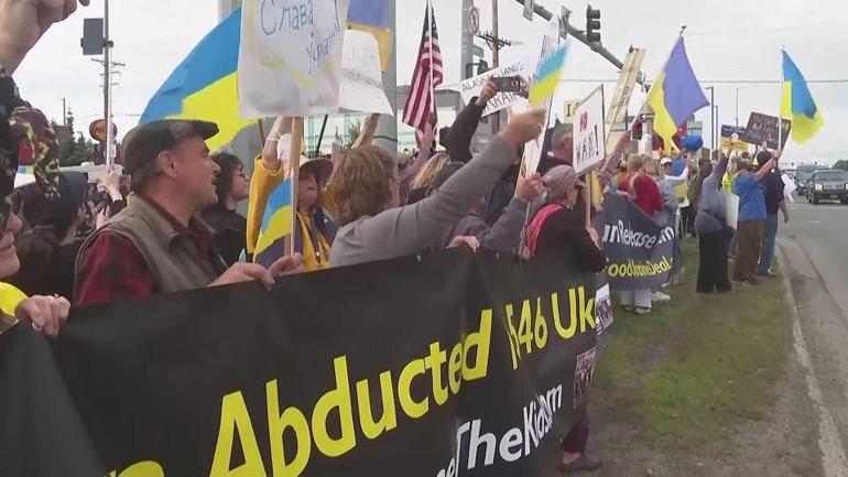 Trump-Putin zirvesi öncesi protesto: Binlerce Alaskalı sokaklarda Ukrayna için eylemde