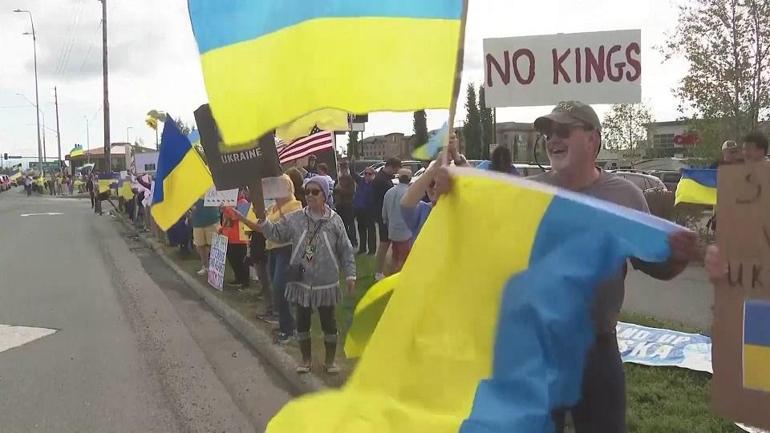 Trump-Putin zirvesi öncesi protesto: Binlerce Alaskalı sokaklarda Ukrayna için eylemde
