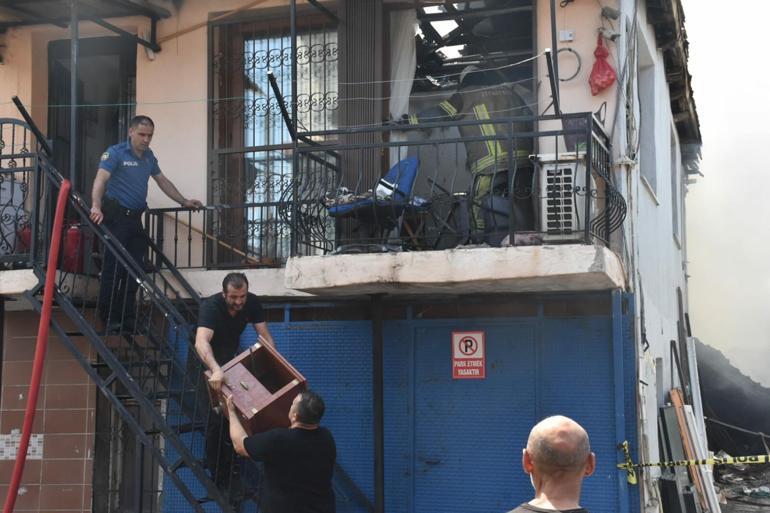 İzmirde korkutan yangın: 4 eve sıçradı