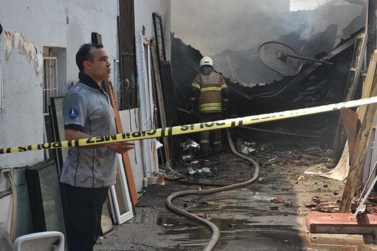 İzmirde korkutan yangın: 4 eve sıçradı